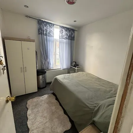 Room In Harrow On The Hill